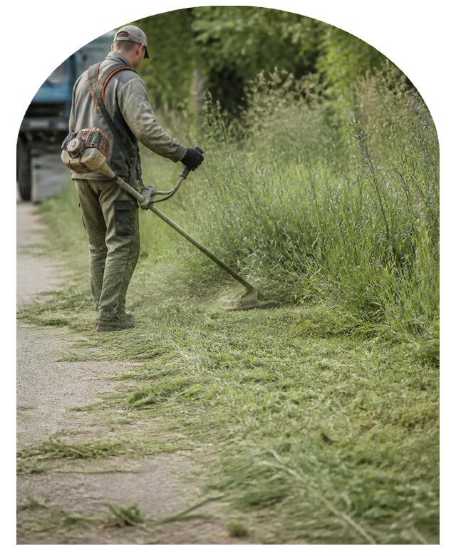 Механизированный покос травы на участках в Новом Уренгое